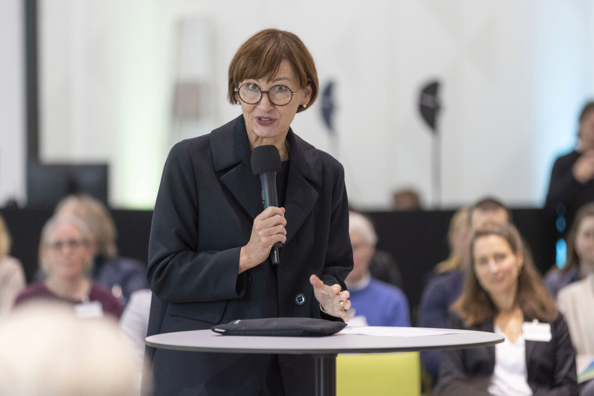 Das abschließende Fishbowl-Gespräch eröffnete Bundesforschungsministerin Bettina Stark-Watzinger.